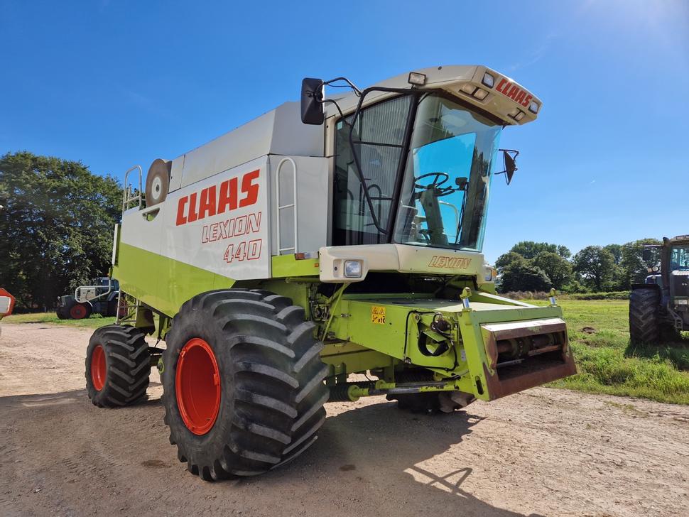 Claas LEXION 440 - Photo 1